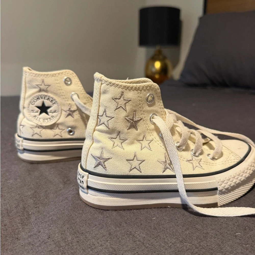 Converse Kids High Top Sneakers in Cream with Silver Star Print (size 10.5)